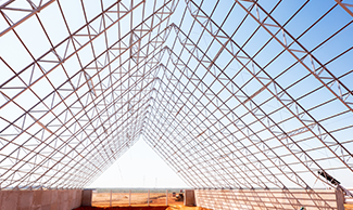 um-local-de-construcao-com-um-guindaste-e-um-edificio-em-construcao-1